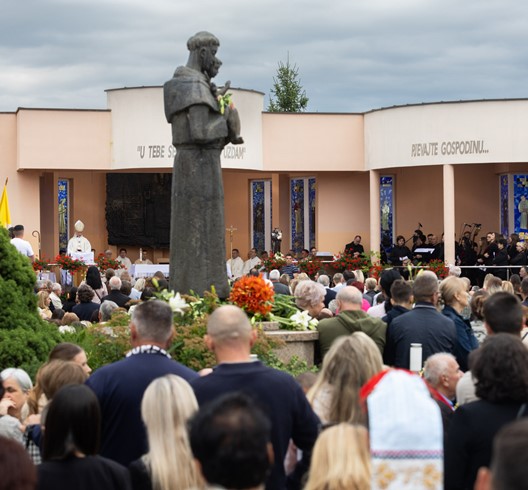 Nadbiskup Kutleša predvodio središnje misno slavlje sv. Antuna Padovanskog u Sesvetskim selima